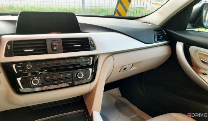 BMW Série 3 318D Touring Advantage completo