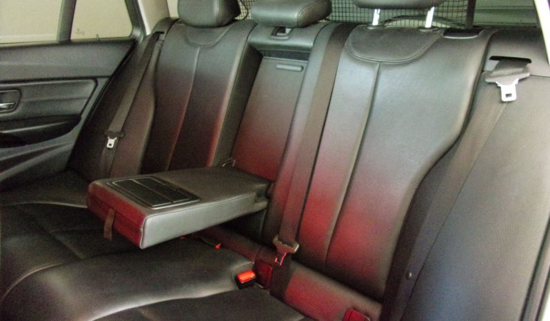 BMW Série 3 318D Touring Line Sport completo