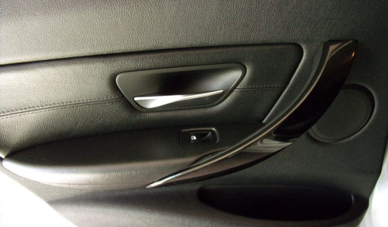 BMW Série 3 318D Touring Line Sport completo