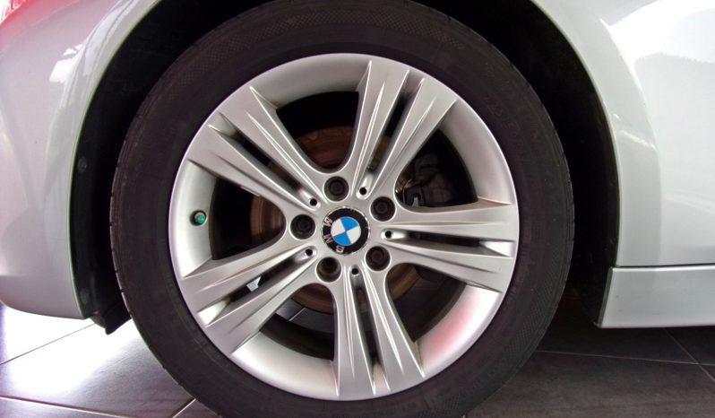 BMW Série 3 318D Touring Line Sport completo